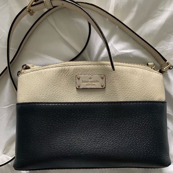 kate spade Handbags - Kate Spade Cross Body Purse, like new